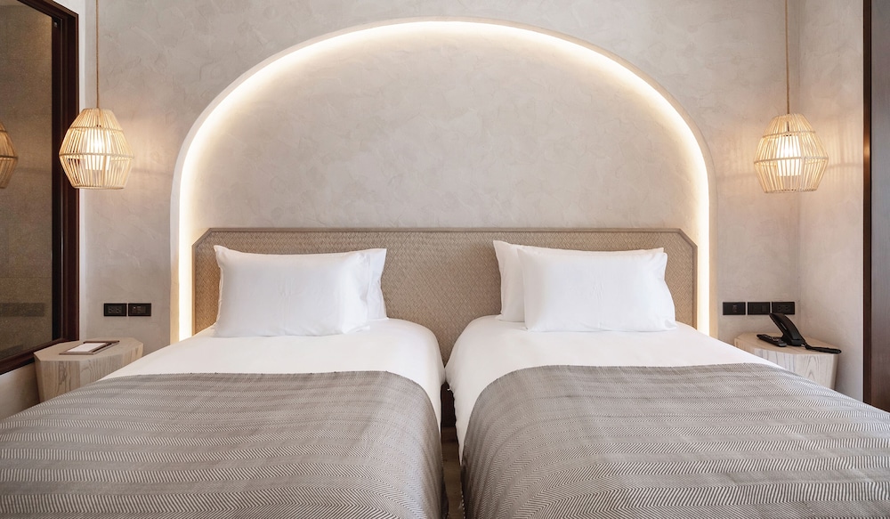 MINI, SUITE, TWIN BEDS, BEACH FRONT