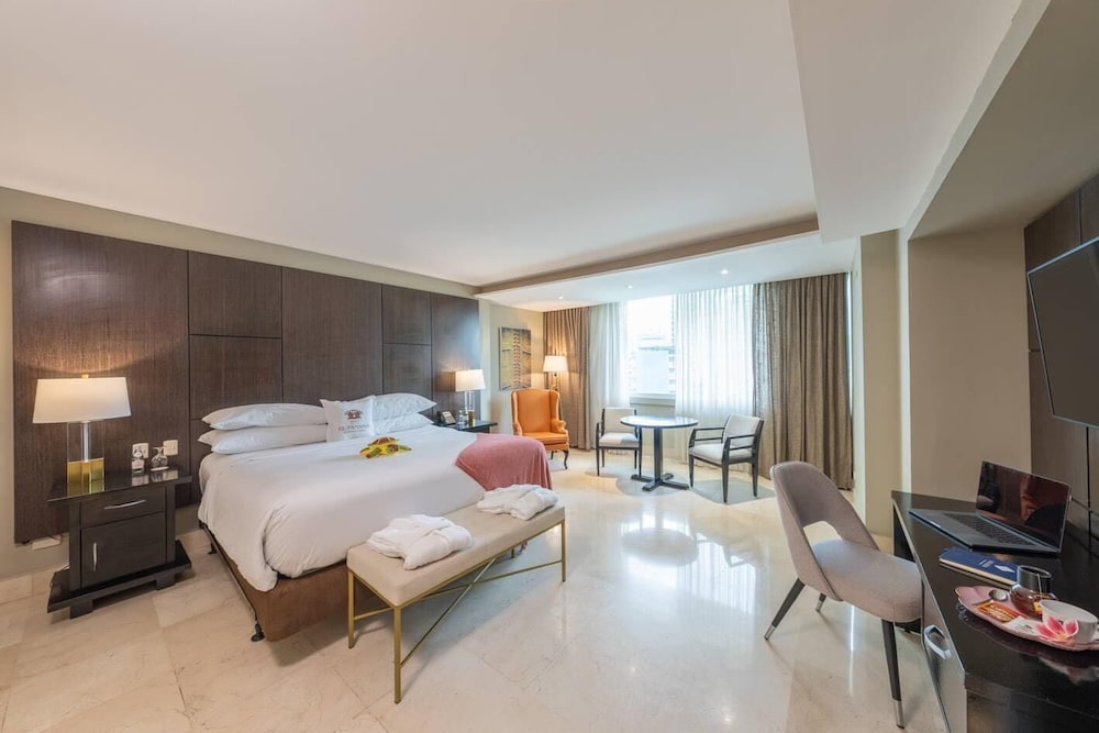 1 BEDROOM, SUITE, KING BED