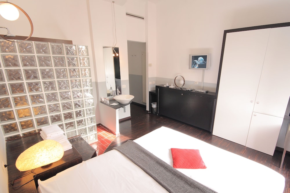 ECCE ROMA SUITES 33/47