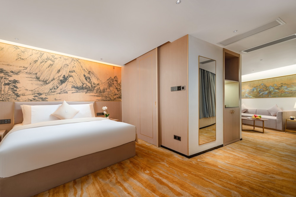 JUNIOR SUITE - KING SIZE BED