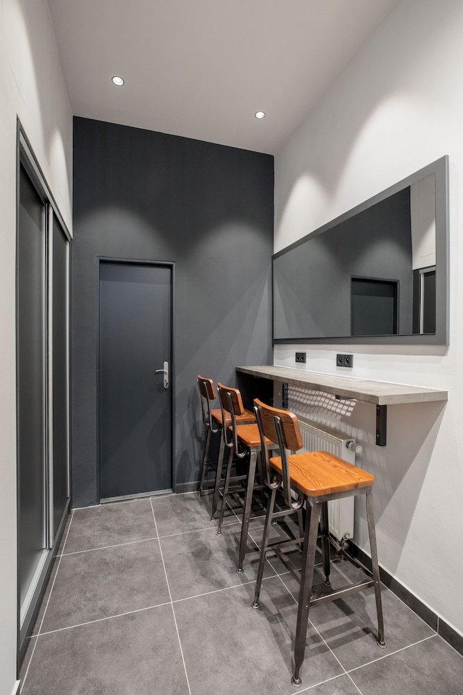 Old Town Square Residence by Emblem 25/36