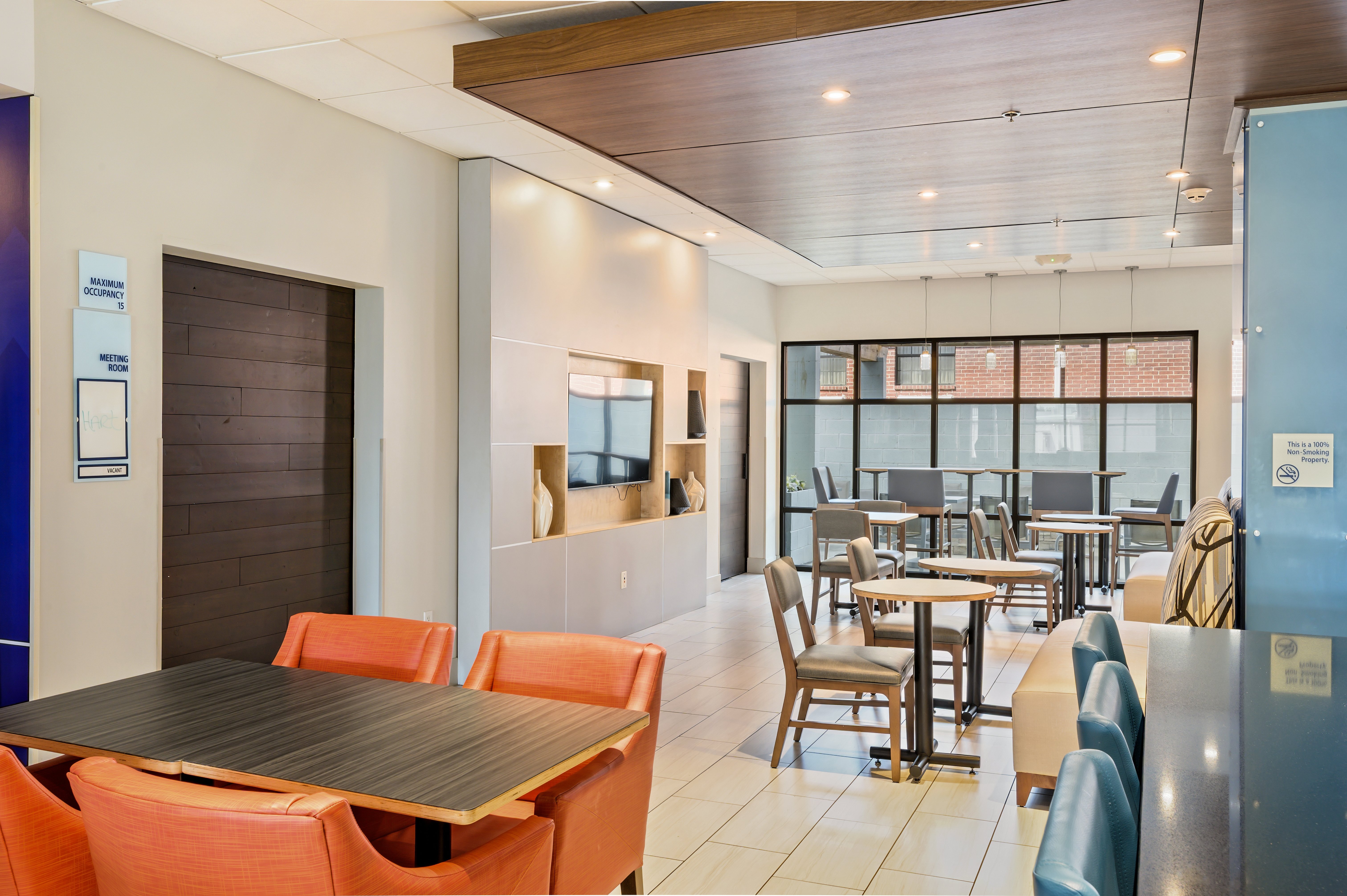 Holiday Inn Express & Suites White Hall 54/72