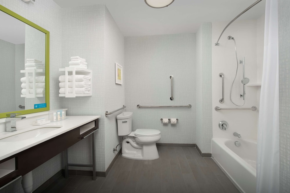 Hampton Inn Suites Charlotte Airport Lake Pointe 9/38