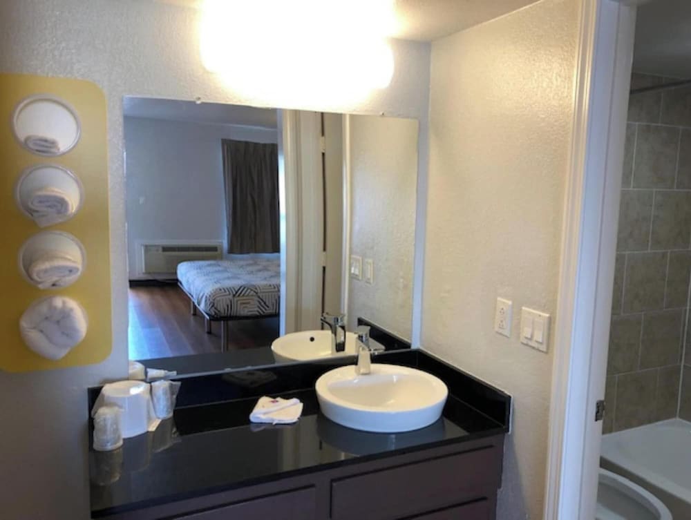 Motel6 Paris, TX 48/51