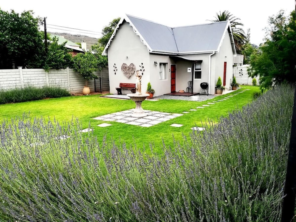 Tranquil House B&B @ 10 Berry St 24/44