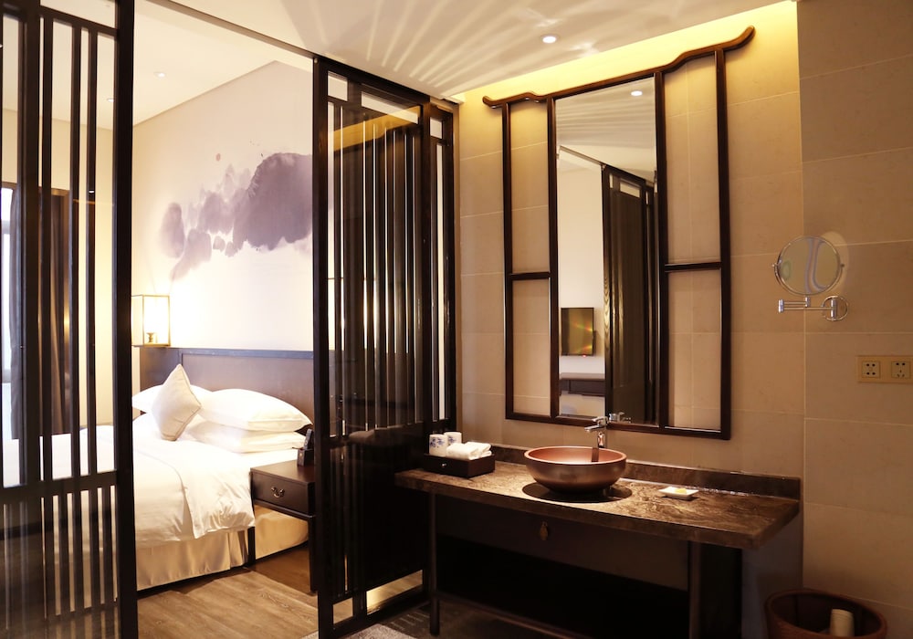 Amitabha Hotel 46/47