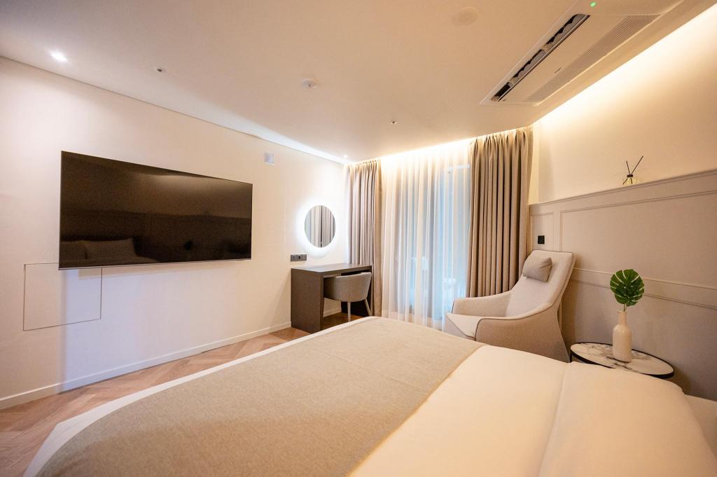 Suite, Queen Bed, Corner, HOTEL D Edition 2/5