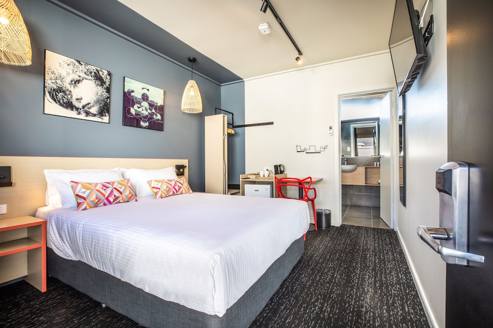 Studio, Queen Bed