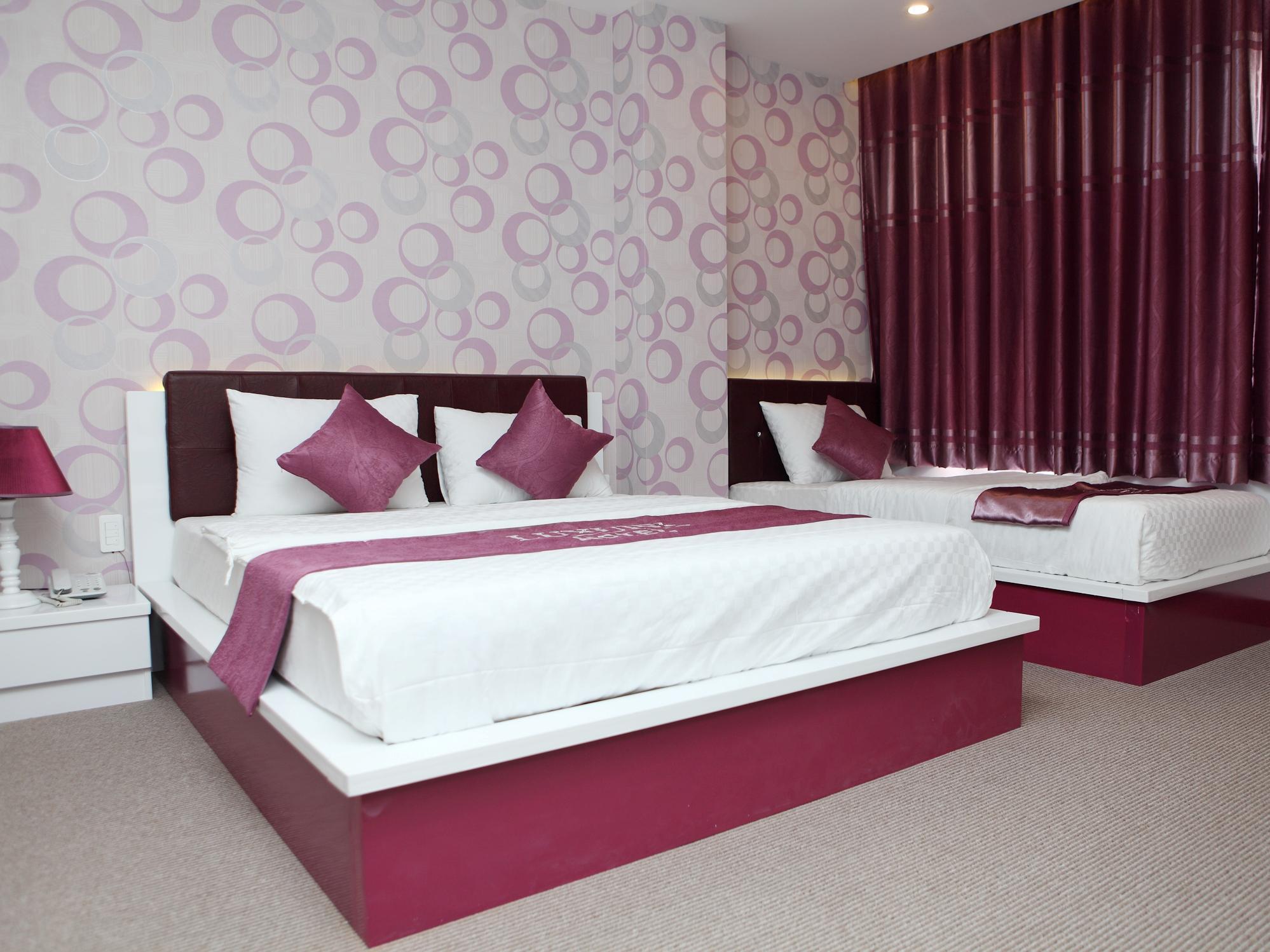 Luxury Hotel 12/75