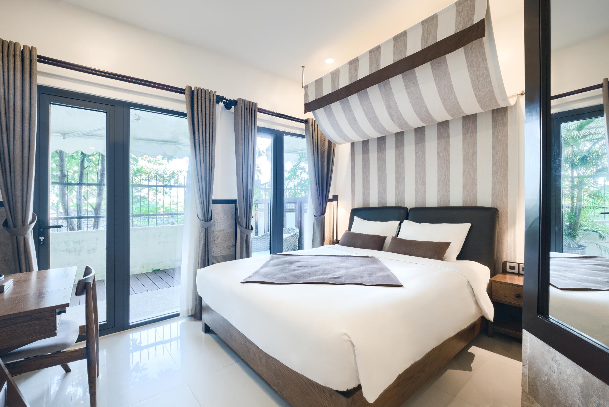 Superior, King Bed, Partial River View