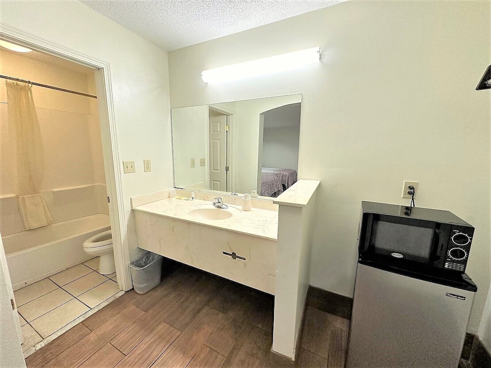 Budget Inn 50/50