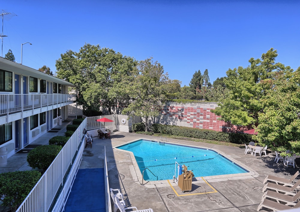 Super 8 by Wyndham Walnut Creek 32/35