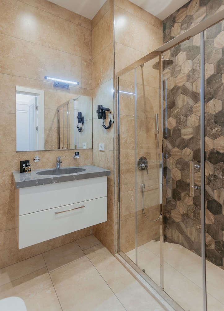 Callisto Hotel 52/54