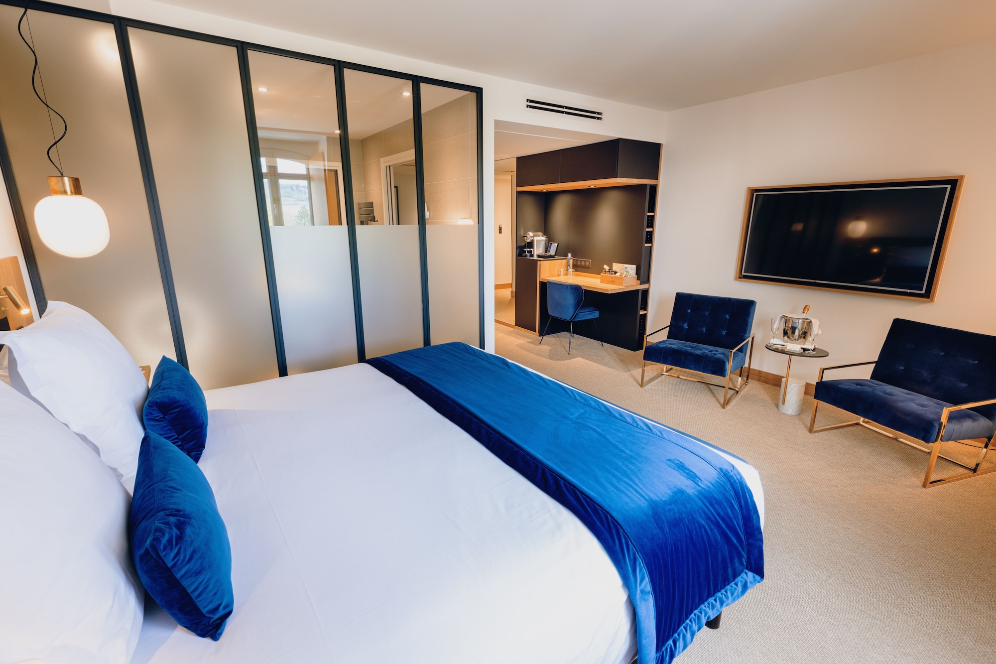 ALBERT, JUNIOR SUITE