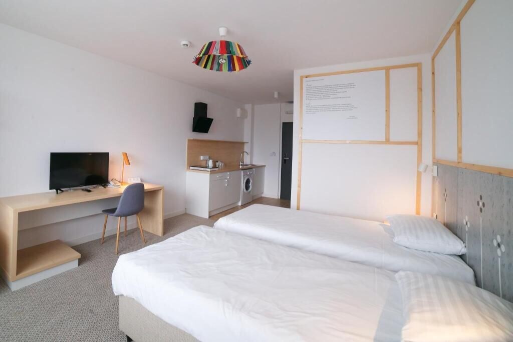 ROOM, TWIN BEDS, KITCHENETTE