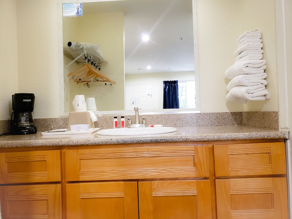 Super 8 By Wyndham Auburn 8/31
