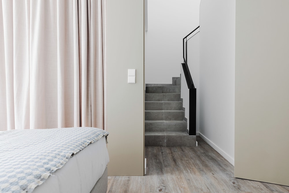 DUPLEX, SUITE, LAND VIEW