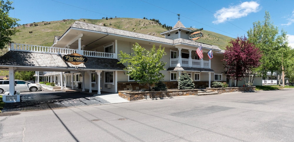 Parkway Inn 58/64