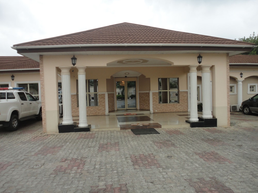Sdm Tavern And Suites 24/27