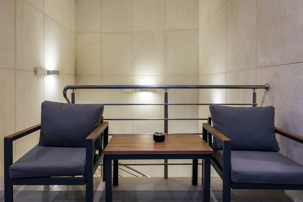 Trianon Luxury Apartments and Suites 63/74