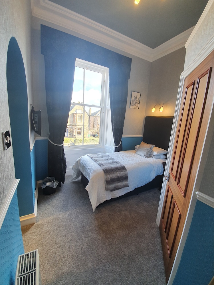 Lauderville Guest House 13/71