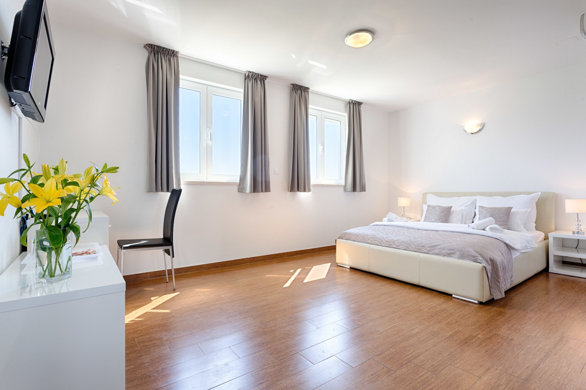 DELUXE, QUEEN BED, SEA VIEW