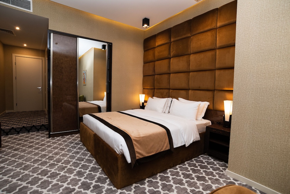 Gallery Art Hotel 12/41