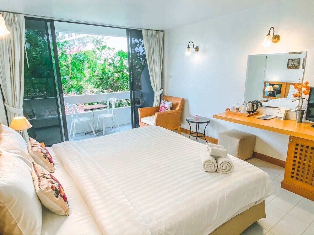 Nern Chalet Beachfront Hotel 27/74