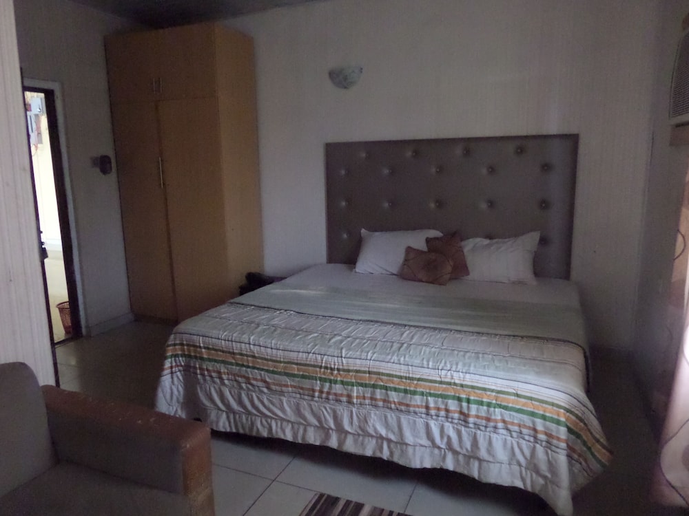 EXECUTIVE, QUEEN BED