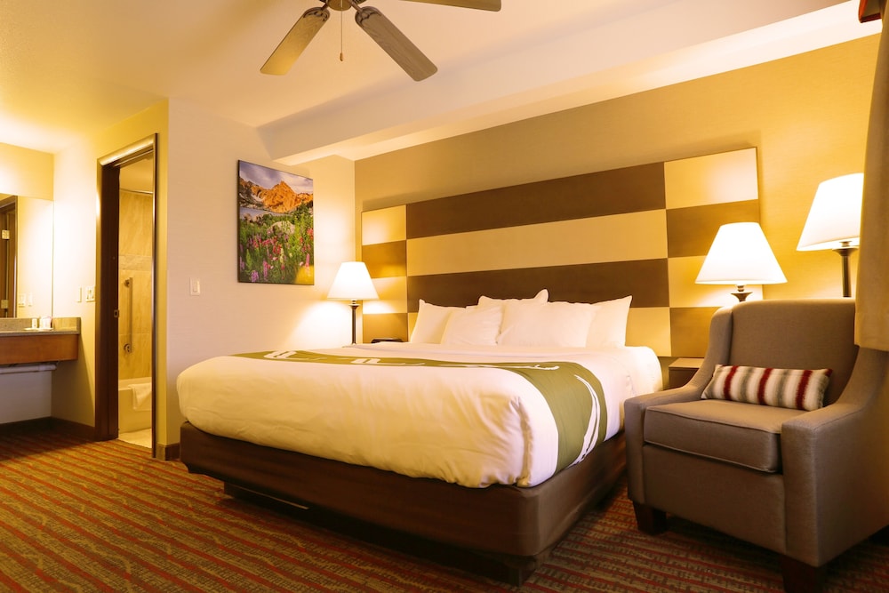 Standard, King Bed, Ground Floor, Quality Inn near Rocky Mountain National Park 3/9