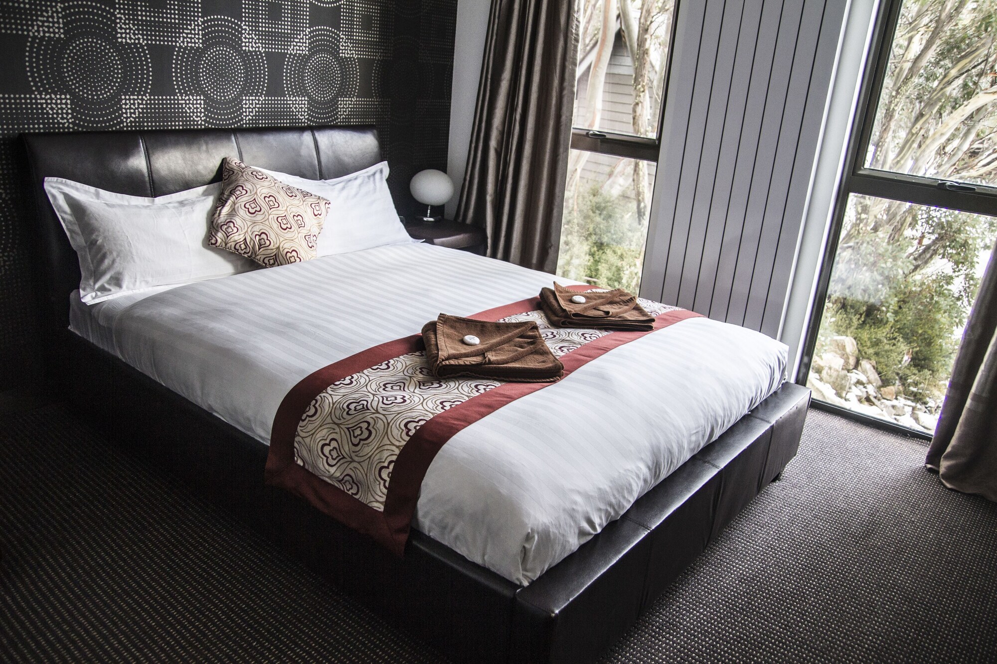 STANDARD, QUEEN BED