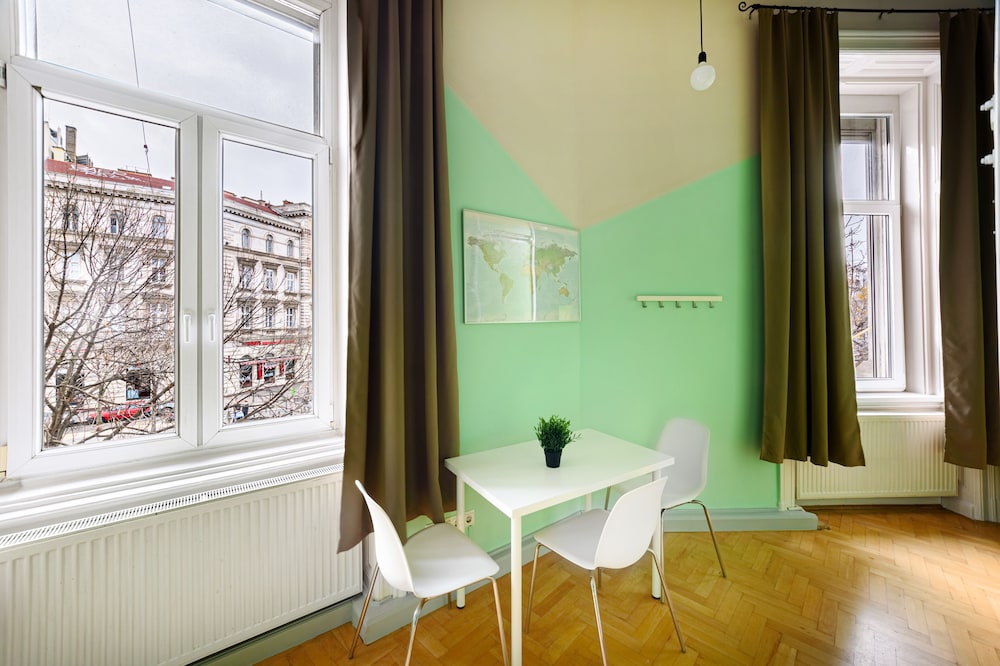 Avenue Hostel 9/50