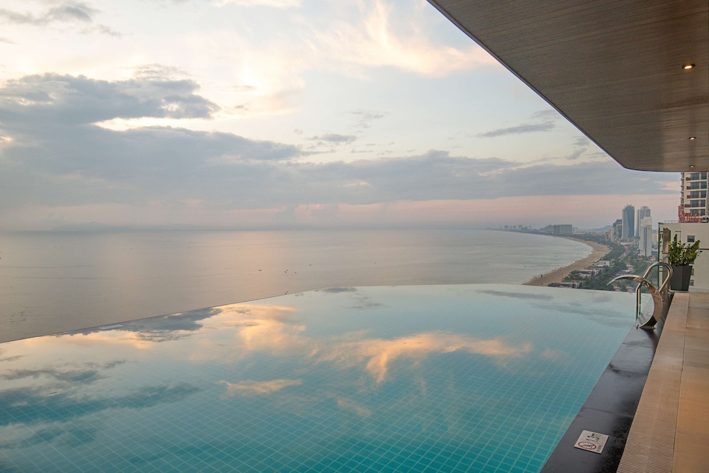 Radisson Hotel Danang 69/72
