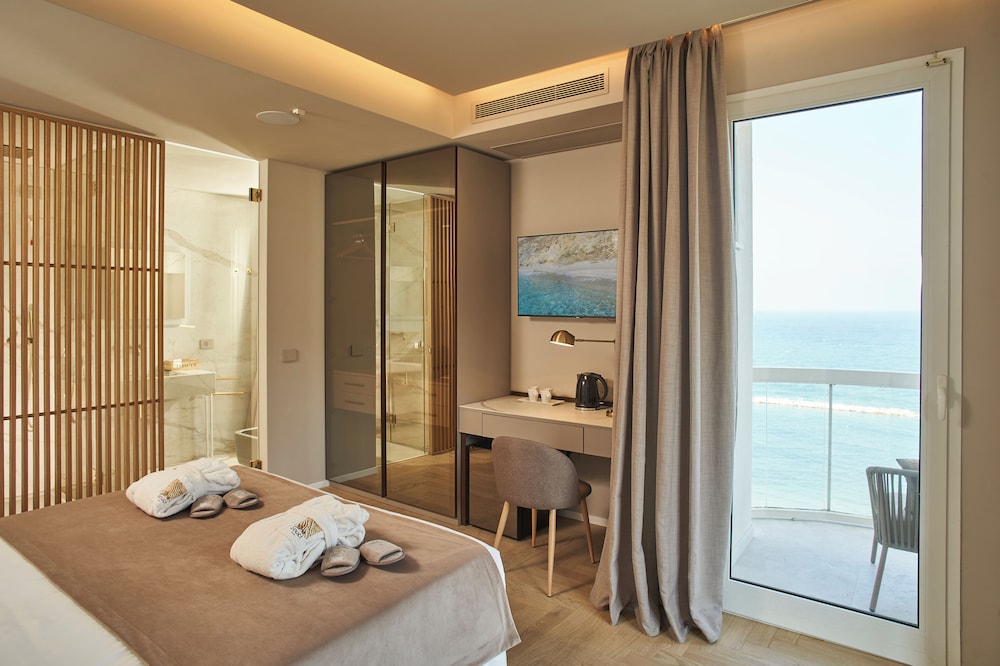 Junior Suite, Studio, King and Twin Beds, Sea View