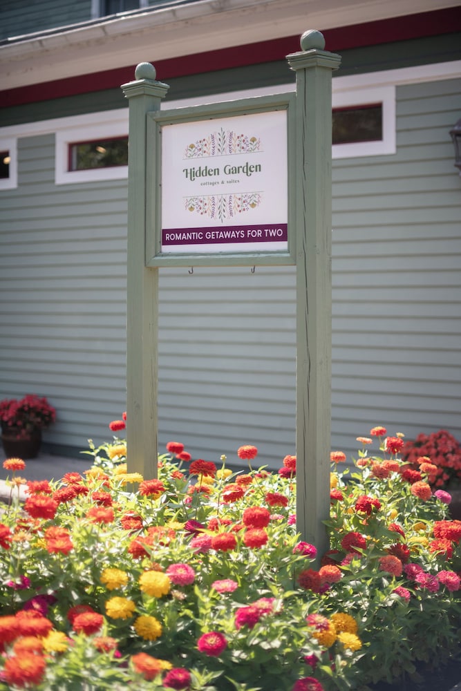 Hidden Garden Cottages Bed &amp; Breakfast 39/49
