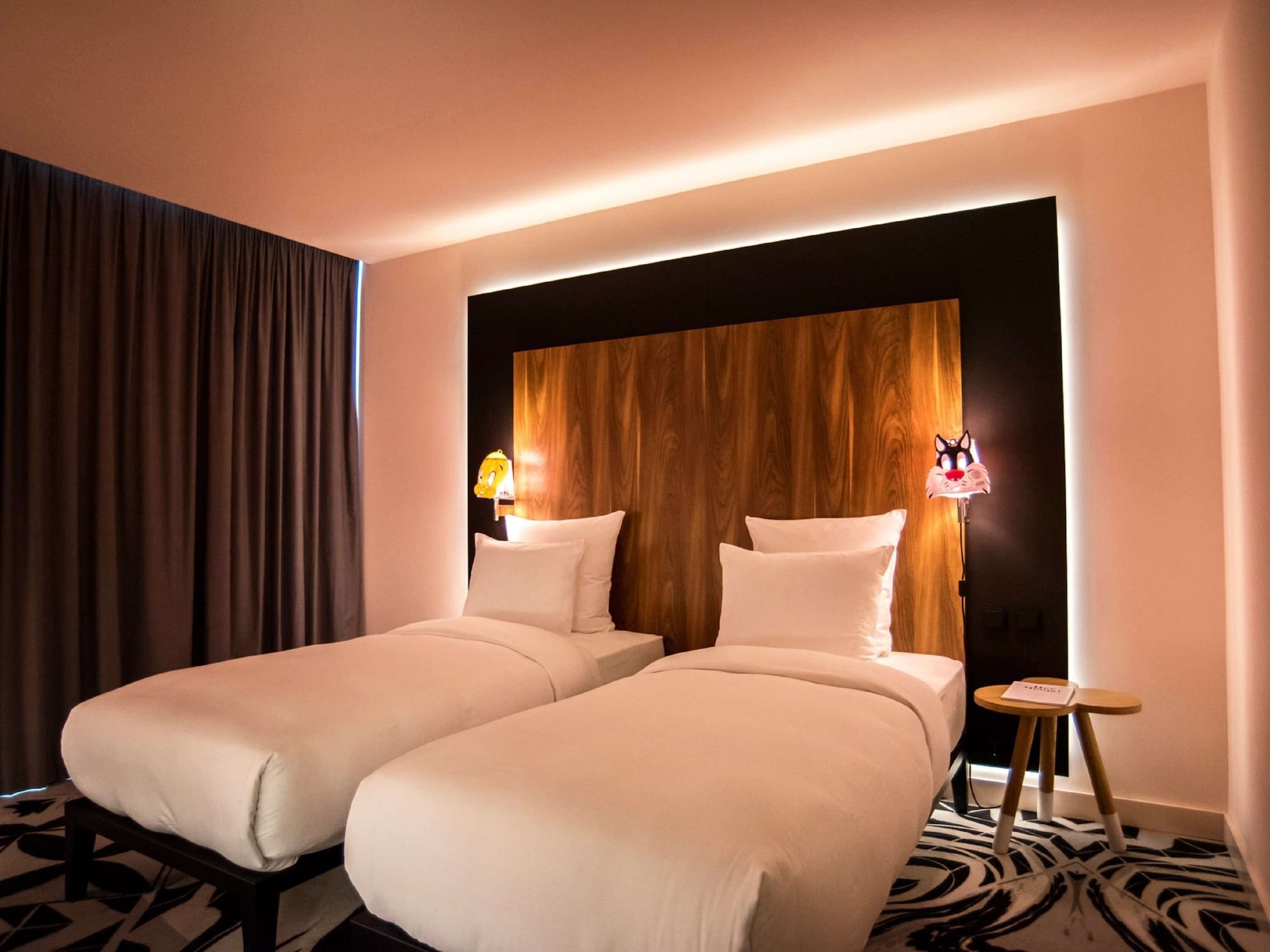 Large Mama, Twin Beds
