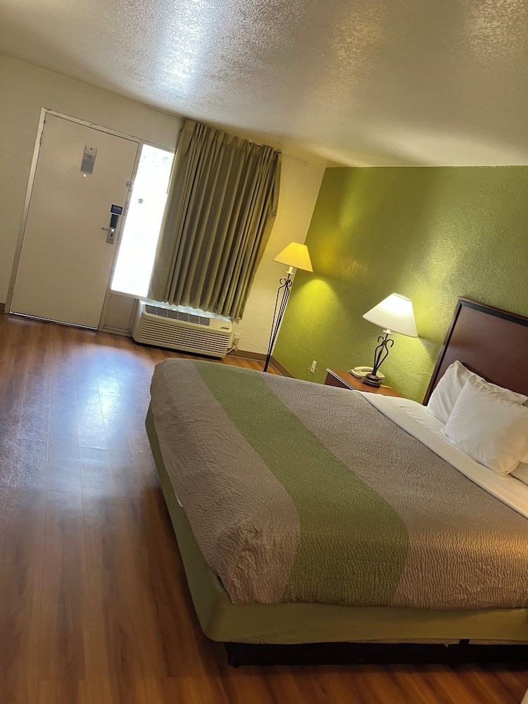 Econo Lodge Sonora, TX 36/60