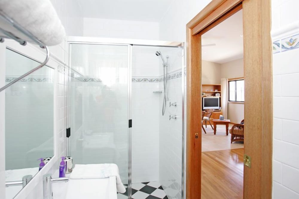 Lavender House Bed And Breakfast 48/49