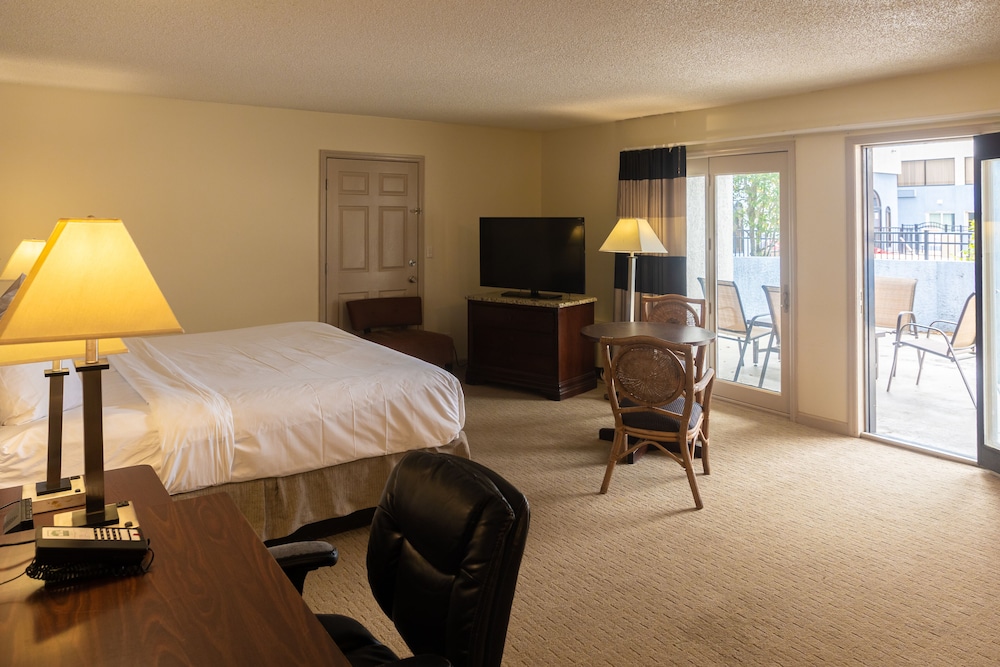 Cottonwood Suites Savannah Hotel and Conference Center 35/71