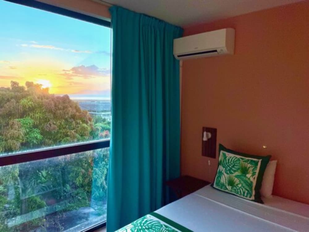 Tahiti Airport Motel 28/64