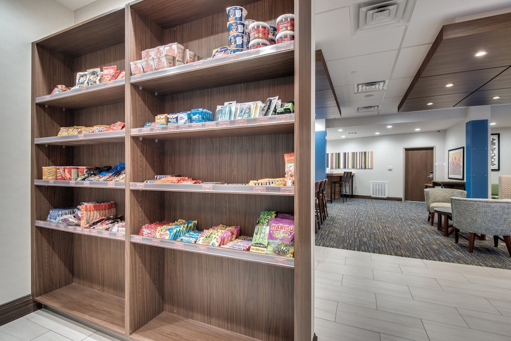 Holiday Inn Express And Suites Dallas North Addison 48/64