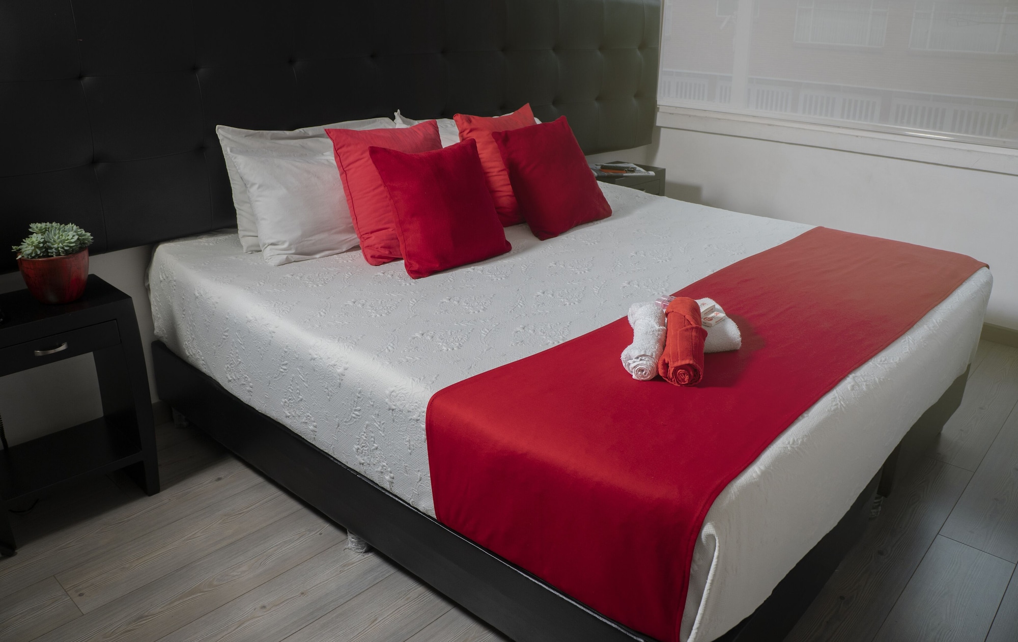 ROOM, SINGLE
