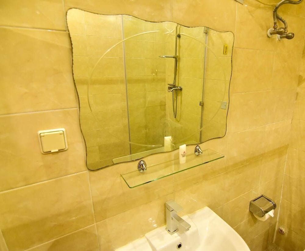 Pearl Gate Hotel 48/50