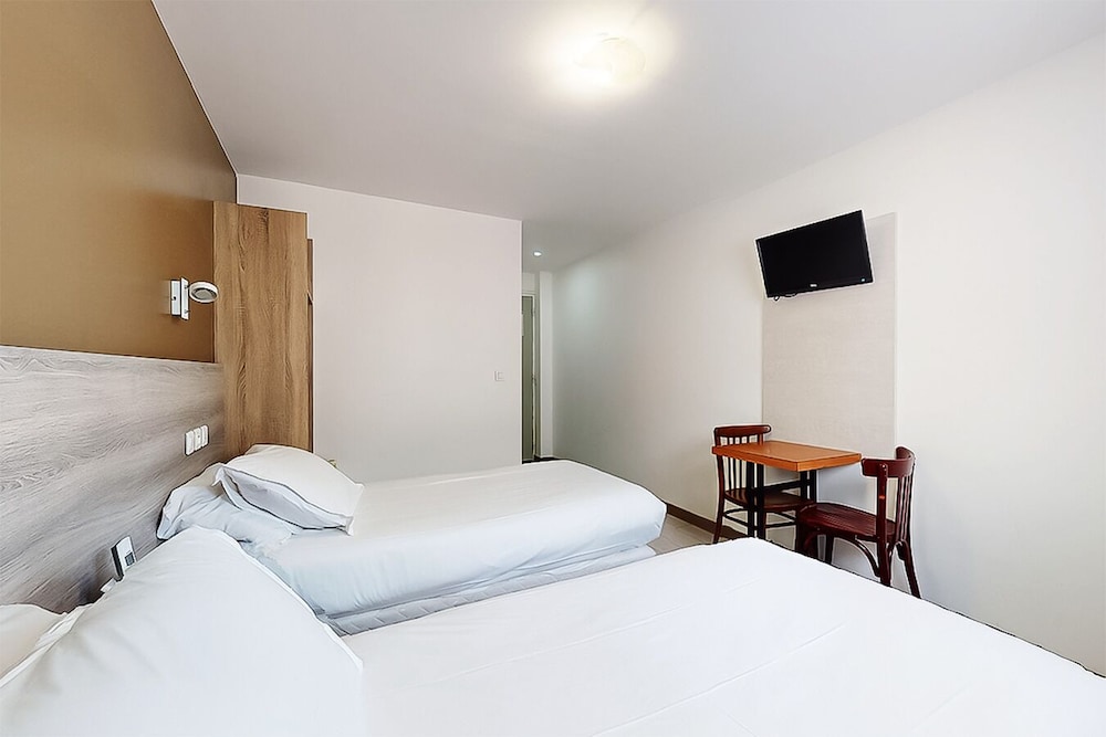 Classic, Twin Beds, City View