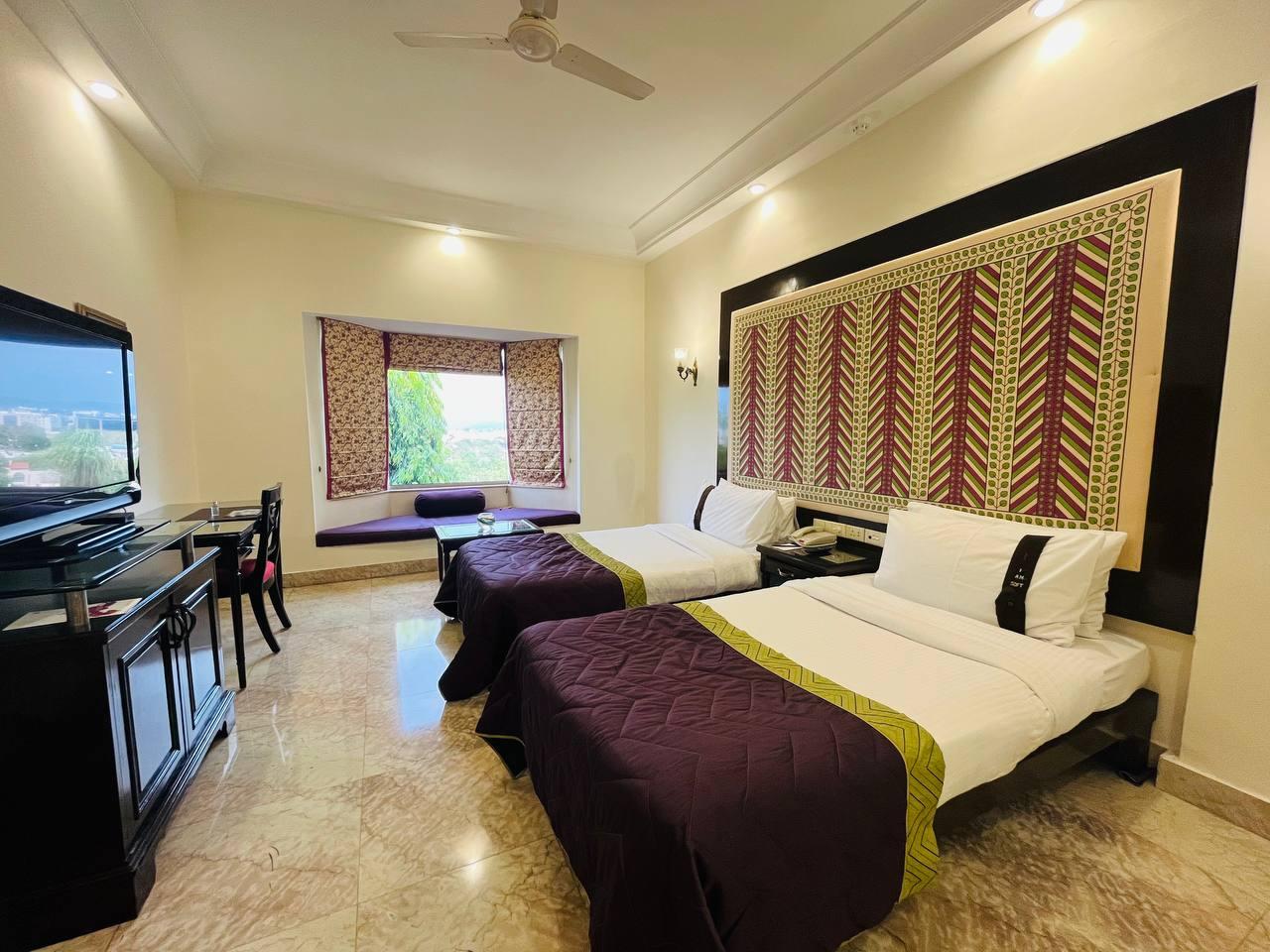 Deluxe, Twin Beds, Lake View