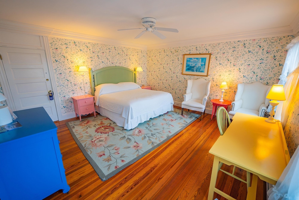 Garden, King Bed، The Colony Hotel 4/9