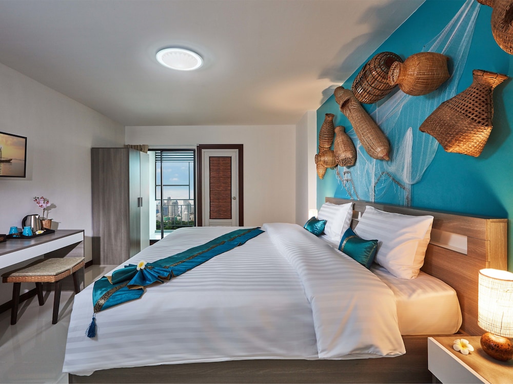 DELUXE, KING BED