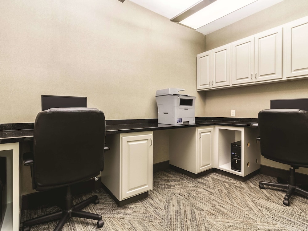 La Quinta Inn & Suites by Wyndham Fargo-Medical Center 51/60