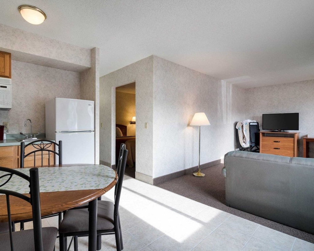 Econo Lodge Inn & Suites Canandaigua - Fingers Lake Area 21/37