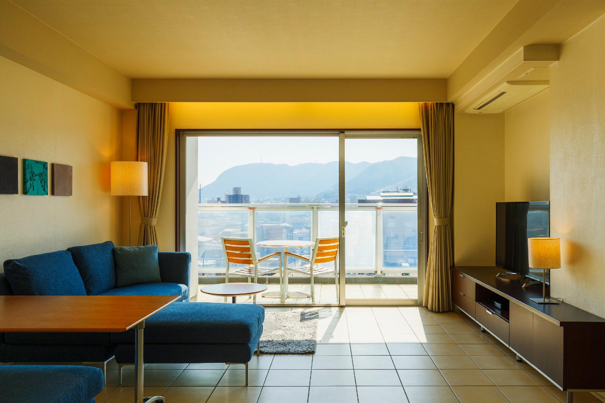 RESIDENCE, SUITE, TWIN BEDS, CORNER, SMOKING
